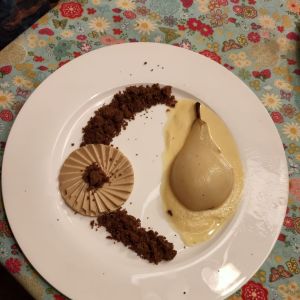 Gepocheerde peer, crème anglaise en een pannacotta met kruiden